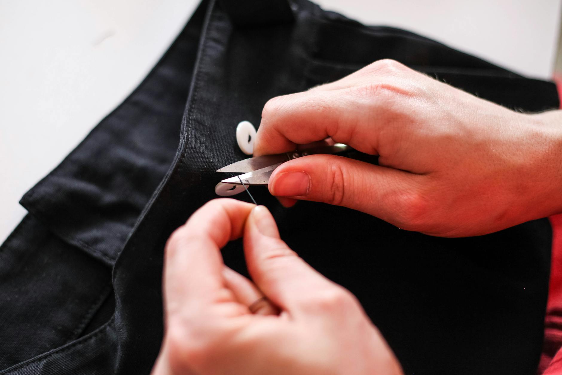 Armario ordenado con prendas neutras de buena calidad, perchas de madera y luz natural suave.