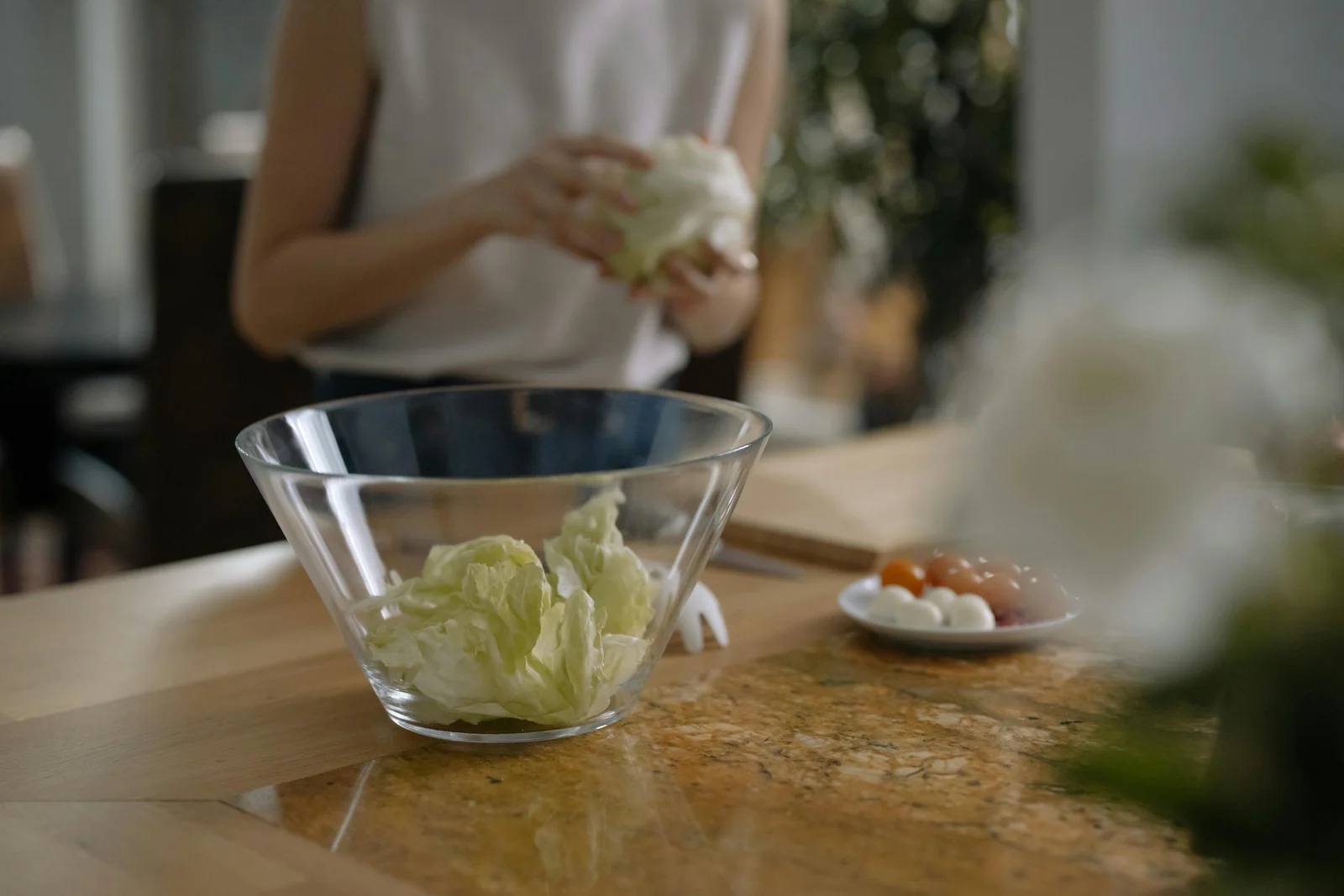 Detalle de hogar con vegetal o luz suave, sensación de amplitud.