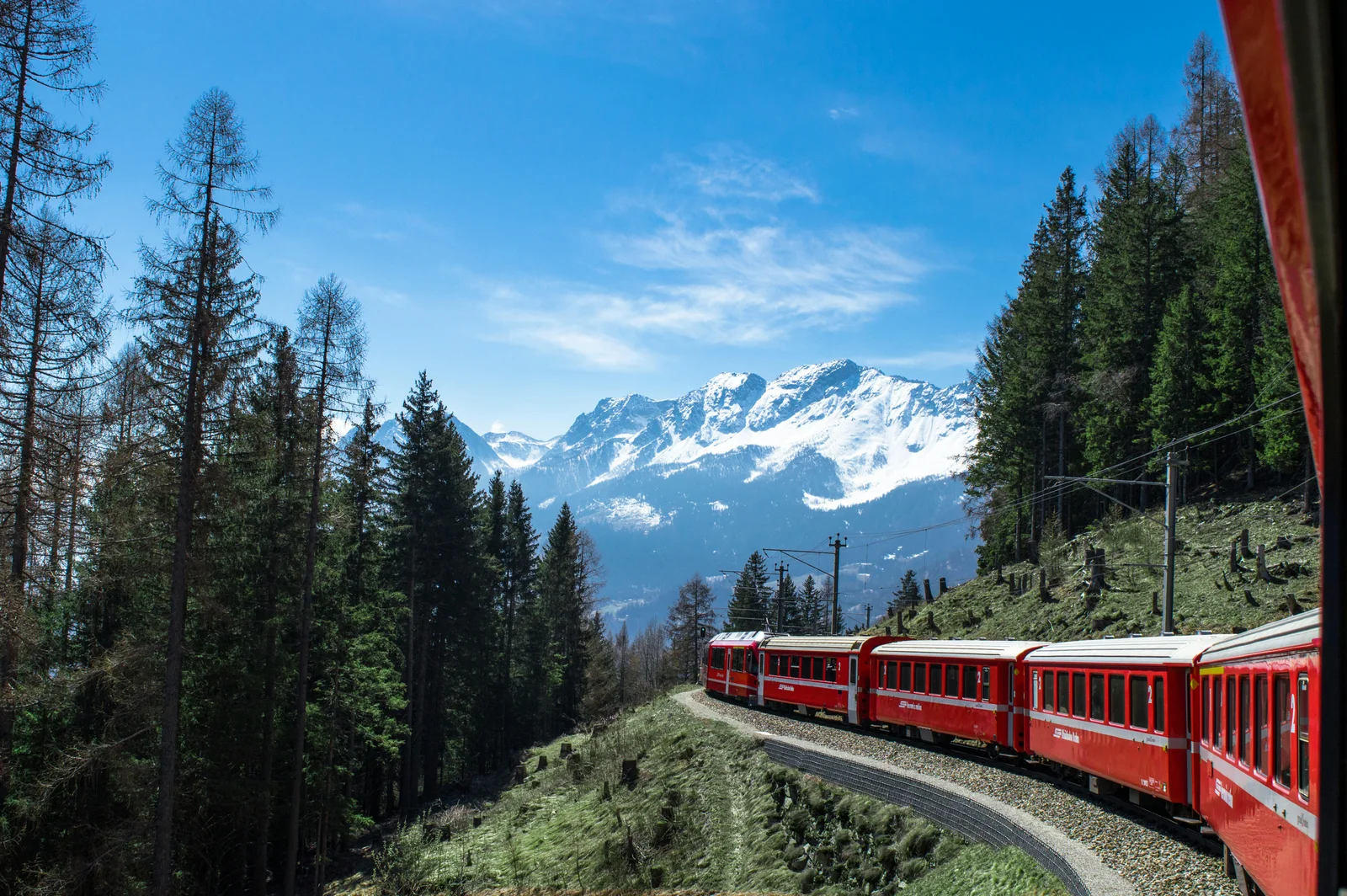 Vista de paisaje y vías ferroviarias, sensación de viaje y amplitud.