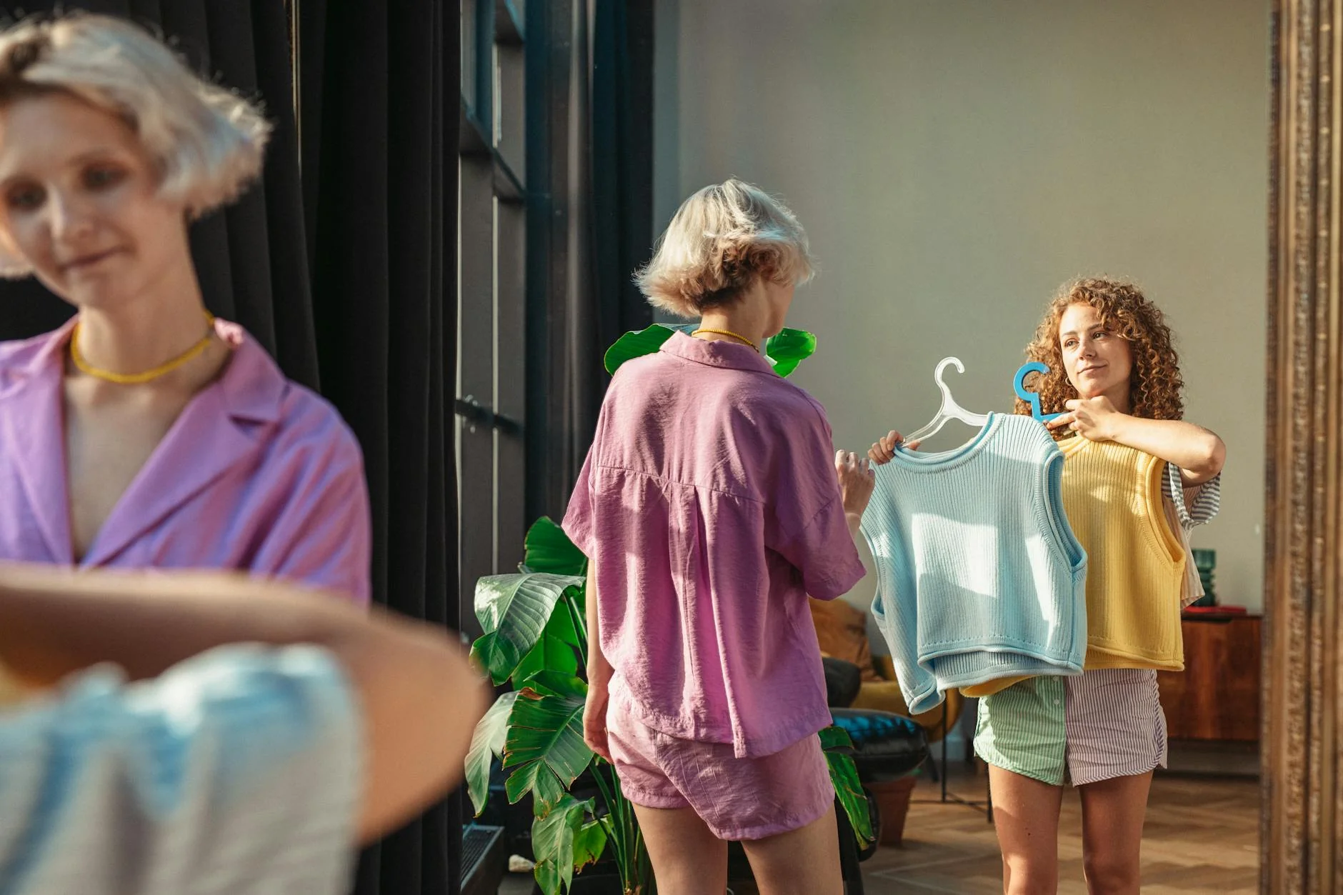 Color de verano: cómo llevar los tonos tendencia sin perder elegancia